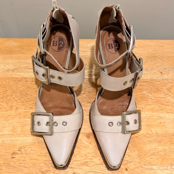 B2 7 Strappy Cream Leather Stacked Heel Pointed Toe Shoes with Silver Hardware - Picture 6 of 10